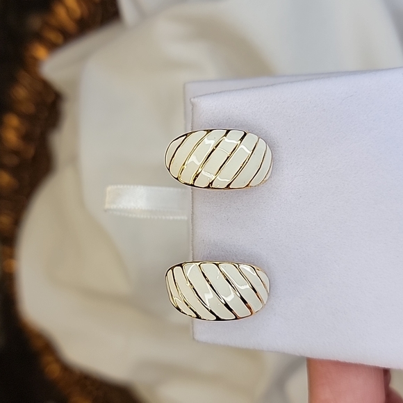 Vintage Milk White Enamel Half Hoop Gold Tone CLIP-ON Earrings Costume Jewelry - Picture 6 of 11